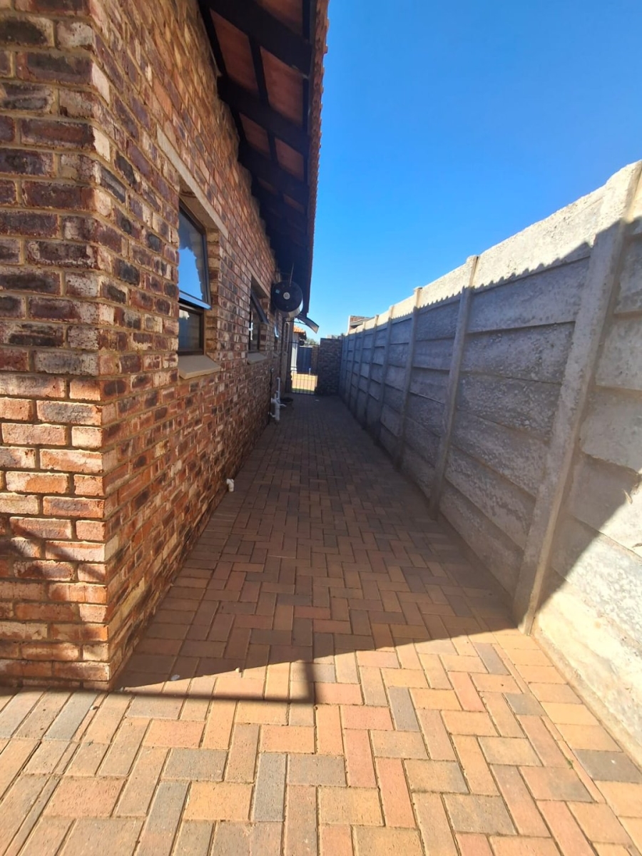 To Let 3 Bedroom Property for Rent in Flamwood North West